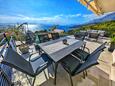 Podgora, Terrasse dans l’hébergement en type house, avec la vue sur la mer, animaux acceptés et WiFi.