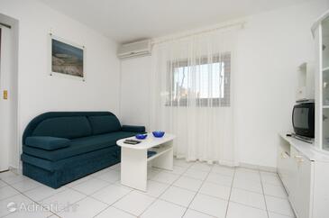 Apartmaji s parkingom Njivice, Krk - 2391