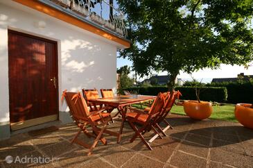 Apartmaji s parkingom Njivice, Krk - 2391