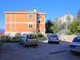 Trogir, Trogir, Parkeerplaats 23910 - Appartementen met een kiezelstrand.