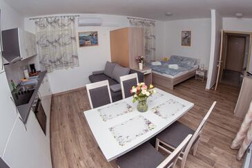 Biograd na Moru, Jídelna v ubytování typu studio-apartment, WiFi.