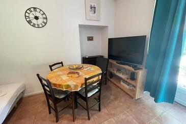 Omiš, Comedor en alojamiento de tipo studio-apartment, aire acondicionado disponible, se admiten mascotas y WiFi.