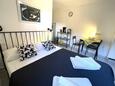 Omiš, Bedroom in the studio-apartment, air condition available, (pet friendly) and WiFi.