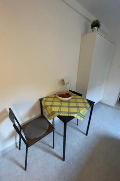 Omiš, Dining room in the studio-apartment, (pet friendly) and WiFi.