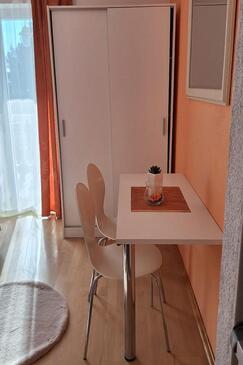 Podgora, Comedor en alojamiento de tipo studio-apartment, WiFi.