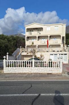 Podgora, Makarska, Object 23916 - Appartementen en kamers met een kiezelstrand.