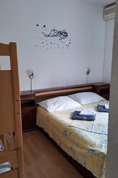 Podgora, Spálňa v ubytovacej jednotke room, klimatizácia k dispozícii a WiFi.