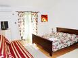 Sukošan, Bedroom in the studio-apartment, air condition available and WiFi.