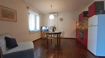 Klenovica, Dining room in the apartment, air condition available and WiFi.