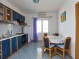Šparadići, Їдальня в розміщенні типу apartment, доступний кондиціонер і WiFi.