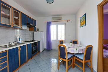 Šparadići, Їдальня в розміщенні типу apartment, доступний кондиціонер і WiFi.