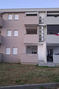 Novalja, Pag, Objekt 23951 - Apartmani sa šljunčanom plažom.