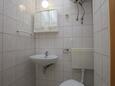 Podstrana, Bathroom in the studio-apartment, WiFi.