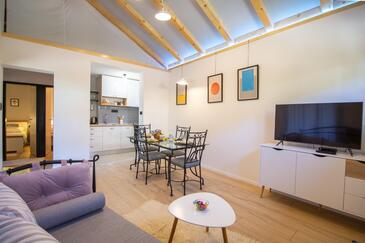 Komiža, Camera di soggiorno nell'alloggi del tipo apartment, condizionatore disponibile e WiFi.