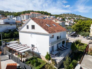 Mastrinka, Čiovo, Propiedad 23959 - Apartamentos cerca del mar con una playa de guijarros.