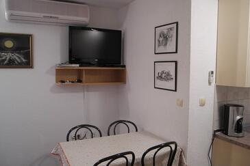 Zablaće, Jedáleň v ubytovacej jednotke apartment, klimatizácia k dispozícii a WiFi.