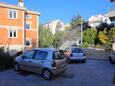 Trogir, Trogir, Parkeerplaats 23979 - Appartementen met een kiezelstrand.