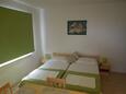 Martinšćica, Bedroom in the studio-apartment, air condition available, (pet friendly) and WiFi.