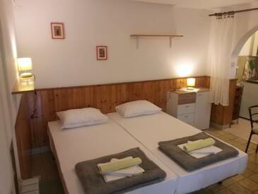 Apartments and rooms by the sea Martinšćica, Cres - 23980