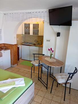 Martinšćica, Dining room in the studio-apartment, (pet friendly) and WiFi.