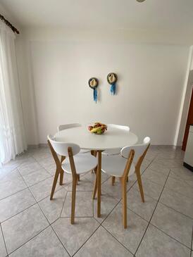 Gršćica, Sala da pranzo nell'alloggi del tipo studio-apartment, animali domestici ammessi e WiFi.