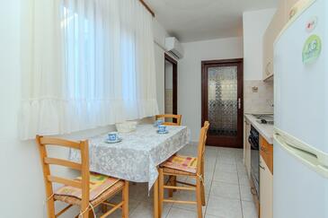 Privlaka, Dining room in the apartment, air condition available, (pet friendly) and WiFi.