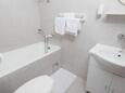 Orebić, Kúpeľňa v ubytovacej jednotke studio-apartment, WiFi.