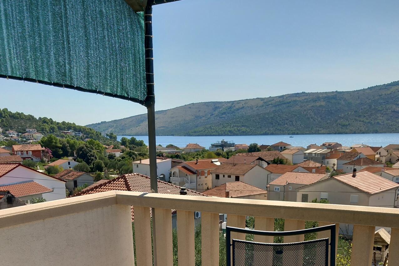 Appartamenti con parcheggio Poljica, Traù - Trogir - 24016