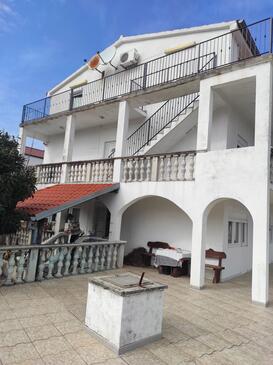 Pridraga - Cuskijaš, Novigrad, Hébergement 24025 - Appartement avec une plage de galets.