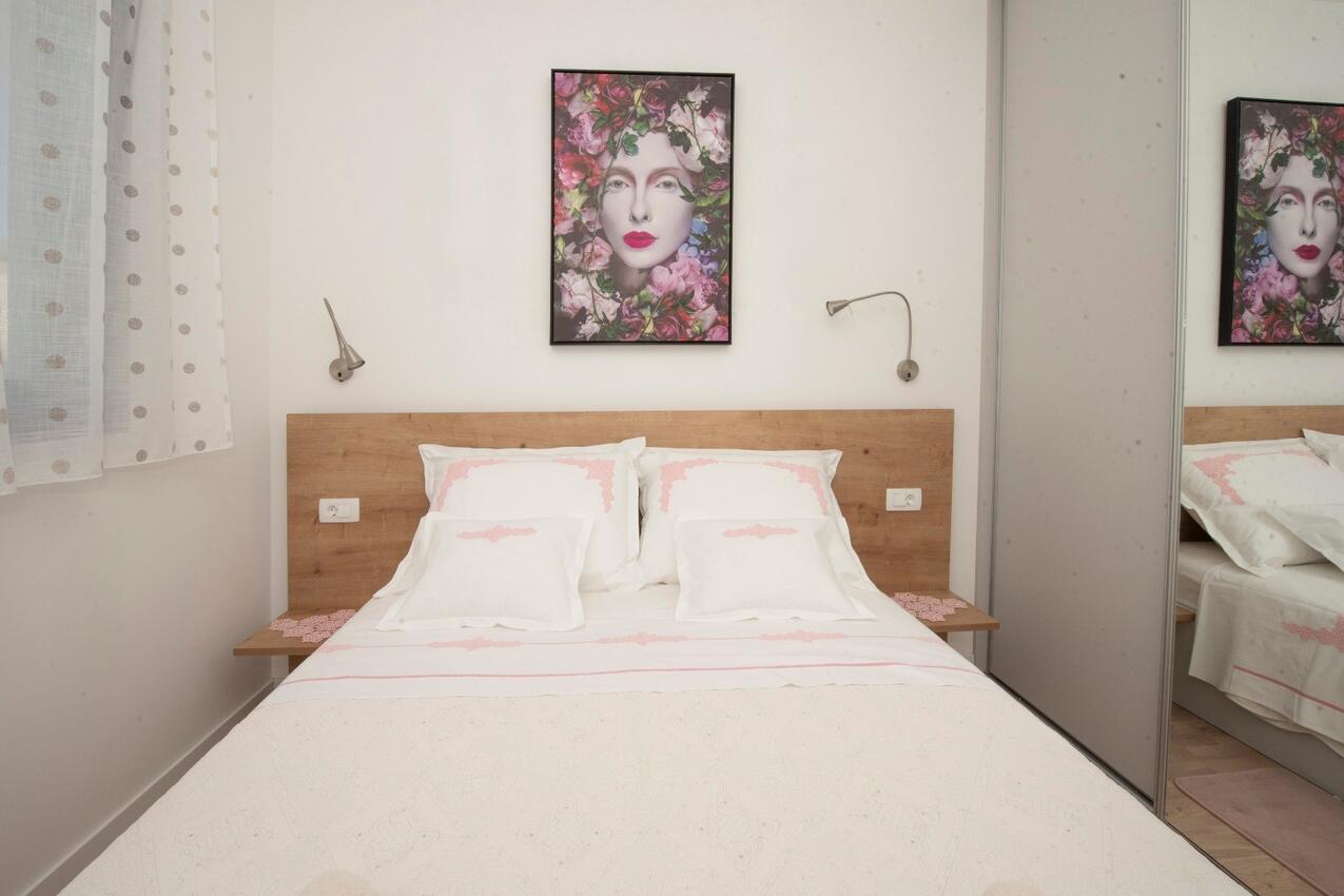 Apartmani s parkingom Trogir - 24060
