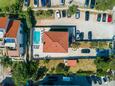 Parkering Baška, Krk, Parkering 24089 - Feriehus med en rullesteinstrand.