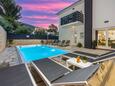 Overnatting Baška, Krk, Overnatting 24089 - Feriehus med en rullesteinstrand.