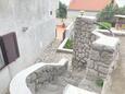 Klenovica, Novi Vinodolski, Dvorišče 24098 - Apartmaji s prodnato plažo.