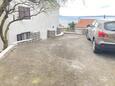 Klenovica, Novi Vinodolski, Parkirišče 24098 - Apartmaji s prodnato plažo.