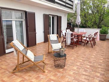 Klenovica, Novi Vinodolski, Objekt 24098 - Apartmaji s prodnato plažo.