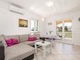 Povljana, Living room in the apartment, air condition available and WiFi.