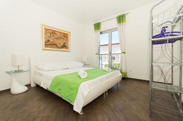 Appartamenti accanto al mare Trebocconi - Tribunj, Vodizze - Vodice - 24102