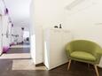 Tribunj, Chodba v ubytovacej jednotke apartment, domáci miláčikovia povolení a WiFi.