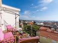 Tribunj, Terasa 1 v ubytovacej jednotke apartment, domáci miláčikovia povolení a WiFi.