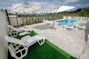 Apartamente cu piscină potrivite pentru familiile cu copii Vrsi - Mulo, Zadar - 24110