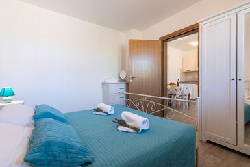 Apartmanok családok részére medencével Jurandvor, Krk - 24113