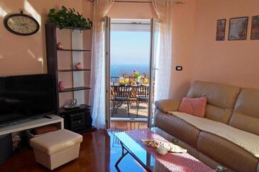 Dobreć, Camera di soggiorno nell'alloggi del tipo apartment, condizionatore disponibile e WiFi.