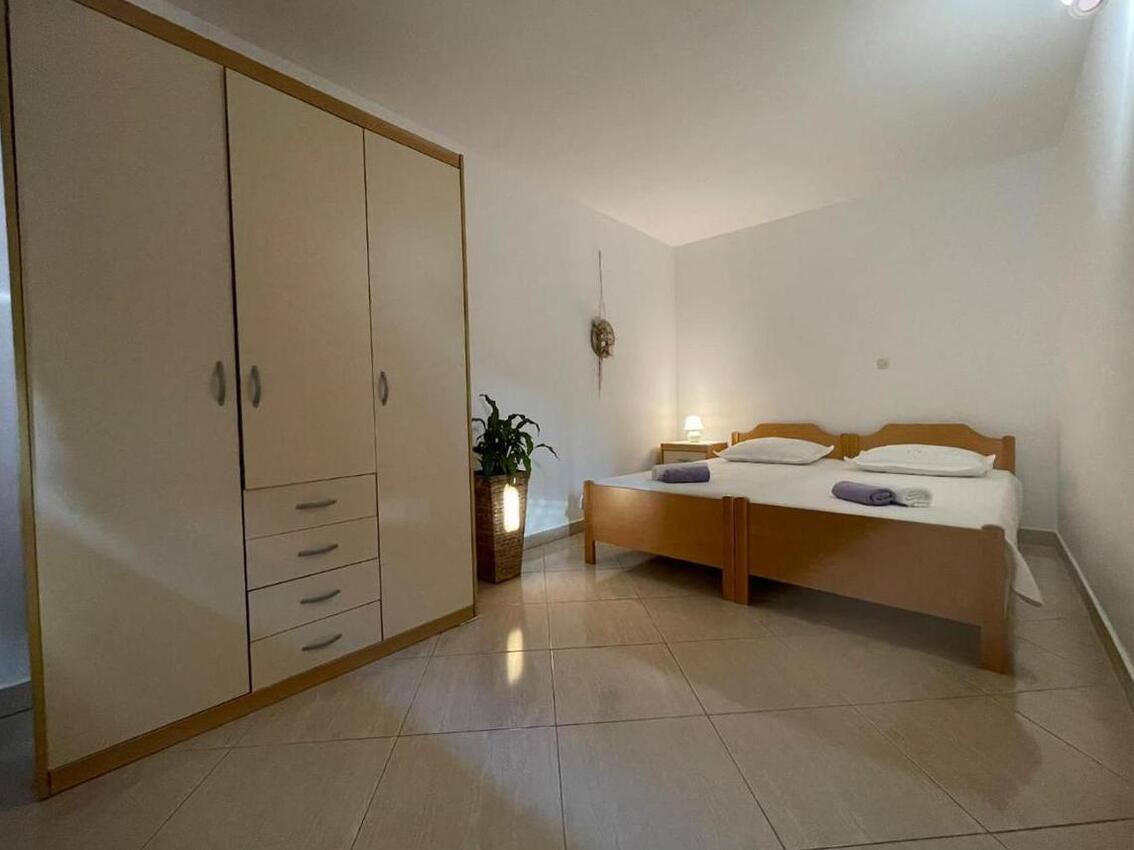 Appartamenti con parcheggio Dol, Lesina - Hvar - 24122