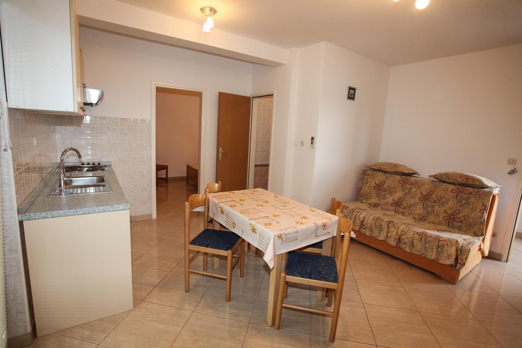 Appartamenti con parcheggio Dol, Lesina - Hvar - 24122
