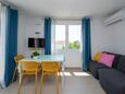 Novalja, Sala de estar en alojamiento de tipo apartment, aire acondicionado disponible y WiFi.