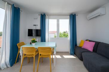Novalja, Sala de estar en alojamiento de tipo apartment, aire acondicionado disponible y WiFi.