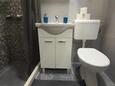 Makarska, Bathroom in the studio-apartment, WiFi.