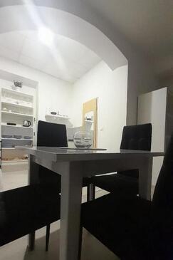 Makarska, Dining room in the studio-apartment, WiFi.