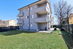 Leiligheter med parkering Baska, Krk - 24147