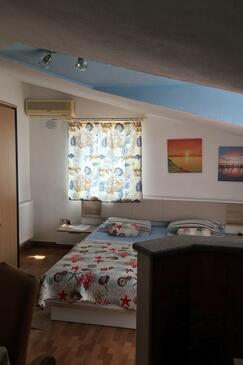 Kaštel Štafilić, Dormitor în unitate de cazare tip studio-apartment, aer condiționat disponibil şi WiFi.